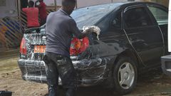 Laveur de voiture au travail