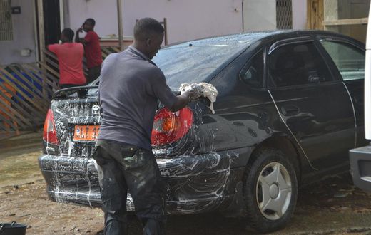Laveur de voiture au travail
