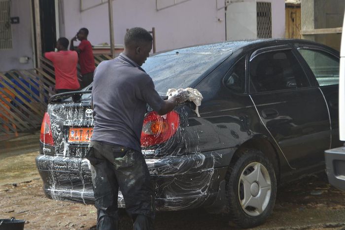 Laveur de voiture au travail