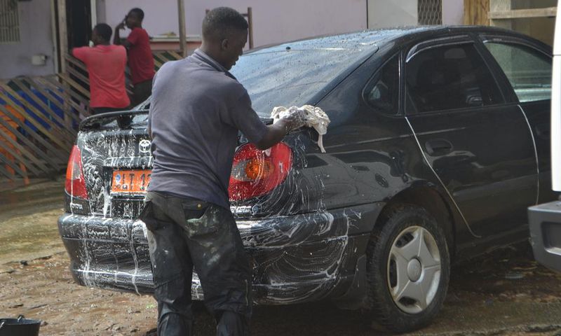 Laveur de voiture au travail