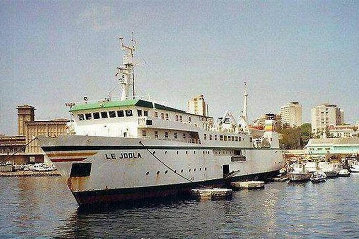 Le Joola photographié à quai