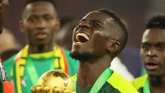 Idy Gana Gueye souleve la coupe d'afrique