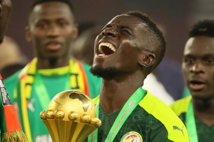 Idy Gana Gueye souleve la coupe d'afrique