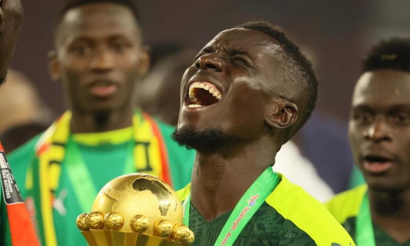 Idy Gana Gueye souleve la coupe d'afrique