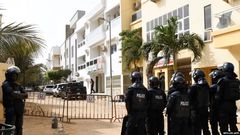 Des policiers occupent la ruelle où se trouve le domicile d'Ousmane Sonko