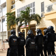 Des policiers occupent la ruelle où se trouve le domicile d'Ousmane Sonko