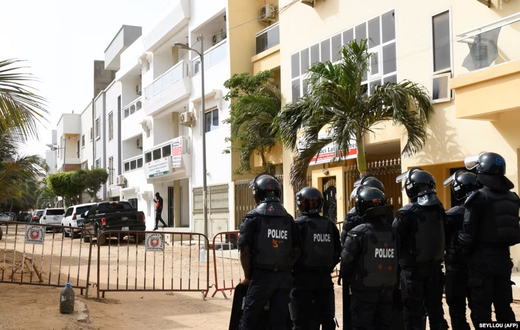 Des policiers occupent la ruelle où se trouve le domicile d'Ousmane Sonko