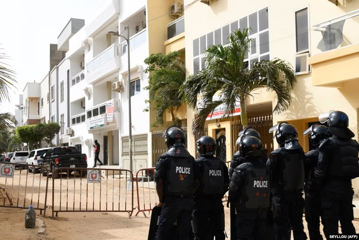 Des policiers occupent la ruelle où se trouve le domicile d'Ousmane Sonko