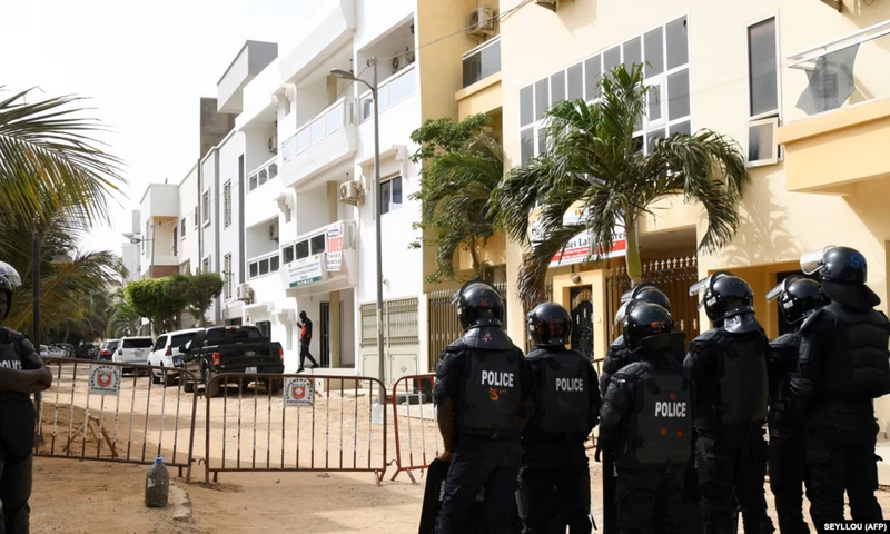 Des policiers occupent la ruelle où se trouve le domicile d'Ousmane Sonko