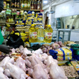 Un vendeur de poulets prépare des viandes à vendre sur un marché de Bambilors à Dakar, le 4 mai 2018. (Photo VOA)