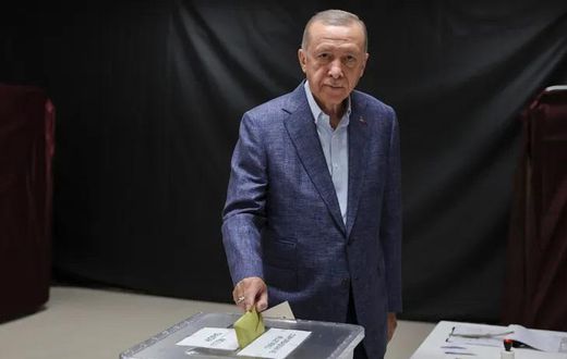 Erdogan dans un bureau de vote