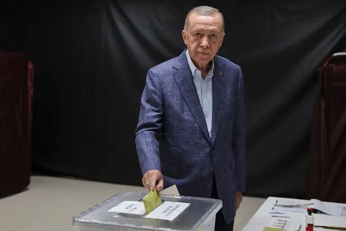 Erdogan dans un bureau de vote
