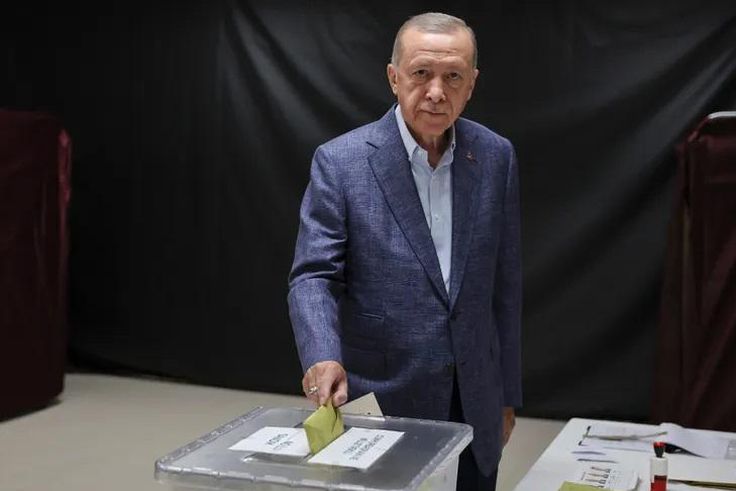 Erdogan dans un bureau de vote