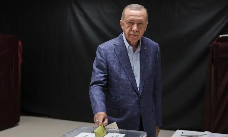 Erdogan dans un bureau de vote