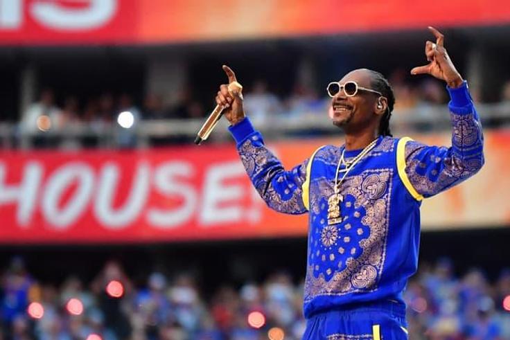 Snoop Dogg lors de sa prestation à la mi-temps du Super Bowl, au SoFi Stadium d'Inglewood, le 13 février 2022. - Frederic J. Brown - AFP