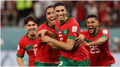 Achraf Hakimi célèbre avec ses coéquipiers le penalty victorieux contre l'Espagne, le 6 décembre 2022, à Al Rayyan, au Qatar. Photo par Ian MacNicol. Source : Getty Images