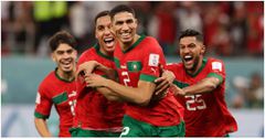 Achraf Hakimi célèbre avec ses coéquipiers le penalty victorieux contre l'Espagne, le 6 décembre 2022, à Al Rayyan, au Qatar. Photo par Ian MacNicol. Source : Getty Images