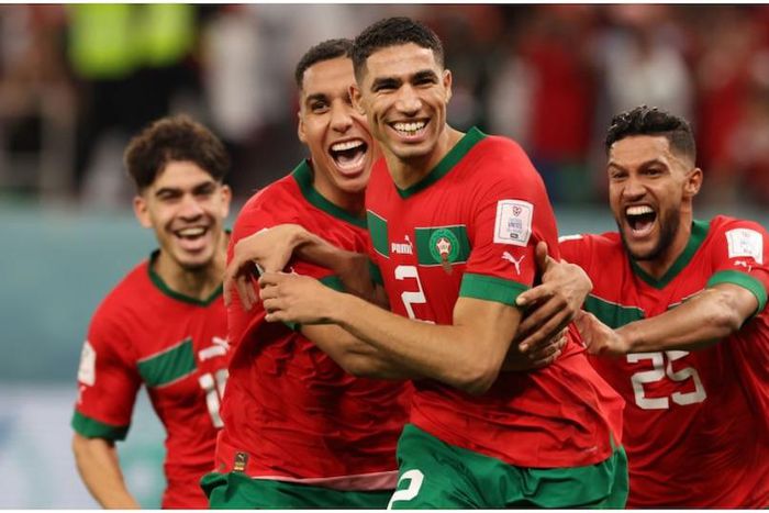 Achraf Hakimi célèbre avec ses coéquipiers le penalty victorieux contre l'Espagne, le 6 décembre 2022, à Al Rayyan, au Qatar. Photo par Ian MacNicol. Source : Getty Images