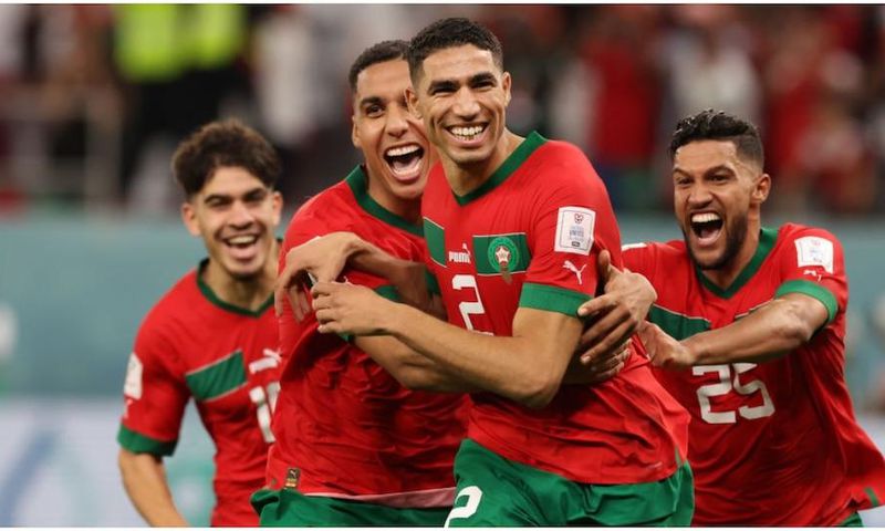 Achraf Hakimi célèbre avec ses coéquipiers le penalty victorieux contre l'Espagne, le 6 décembre 2022, à Al Rayyan, au Qatar. Photo par Ian MacNicol. Source : Getty Images