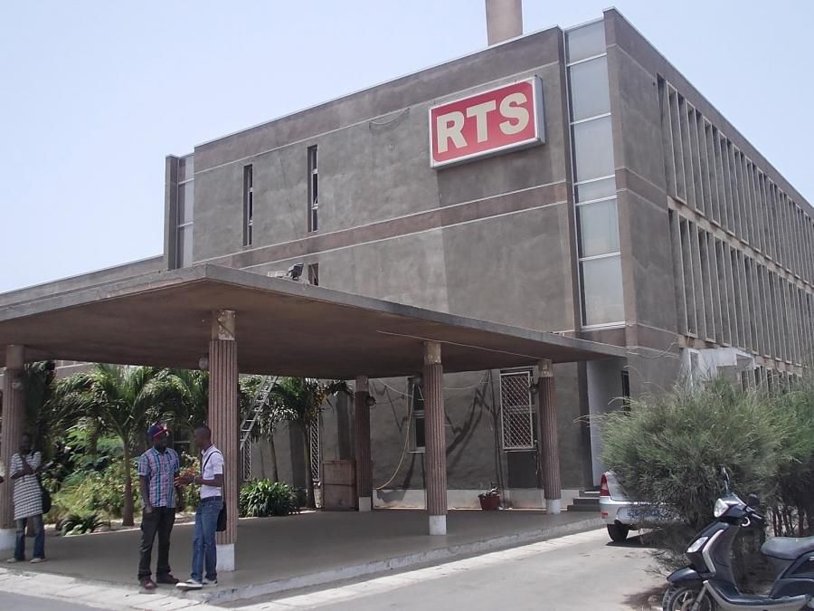 La RTS, télévision publique nationale du Sénégal, existe depuis 1960.