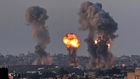 De la fumée et une boule de feu s'élèvent au-dessus des bâtiments de Khan Yunis dans le sud de la bande de Gaza, lors d'une frappe aérienne israélienne, le 12 mai 2021 AFP - SAID KHATIB