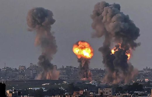 De la fumée et une boule de feu s'élèvent au-dessus des bâtiments de Khan Yunis dans le sud de la bande de Gaza, lors d'une frappe aérienne israélienne, le 12 mai 2021 AFP - SAID KHATIB