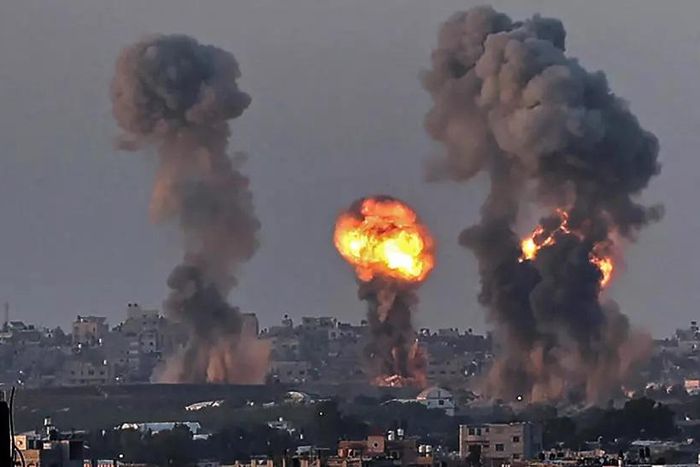 De la fumée et une boule de feu s'élèvent au-dessus des bâtiments de Khan Yunis dans le sud de la bande de Gaza, lors d'une frappe aérienne israélienne, le 12 mai 2021 AFP - SAID KHATIB