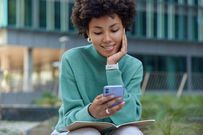 Illustration d'une fille en pleine lecture sur son téléphone