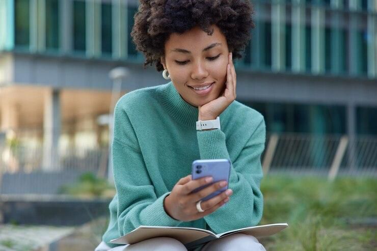 Illustration d'une fille en pleine lecture sur son téléphone