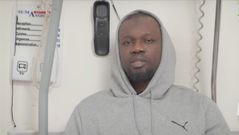 Ousmane Sonko s'est adressé aux Sénégalais depuis la clinique Suma Assistance où il avait été hospitalisé après son procès (reporté au 30 mars 2023) contre Mame Mbaye Niang, le 16 mars 2023.