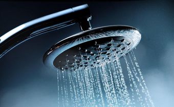il y a des avantages à ne pas prendre une douche tous les jours.