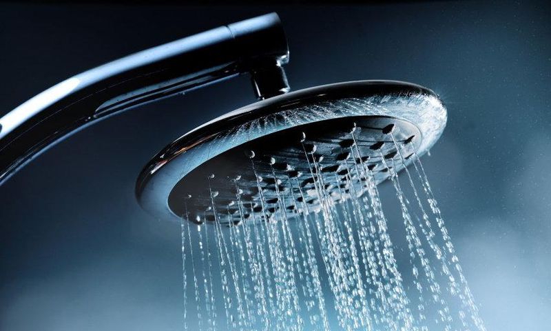 il y a des avantages à ne pas prendre une douche tous les jours.