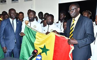 Les Lions locaux ont reçu le drapeau national (2)