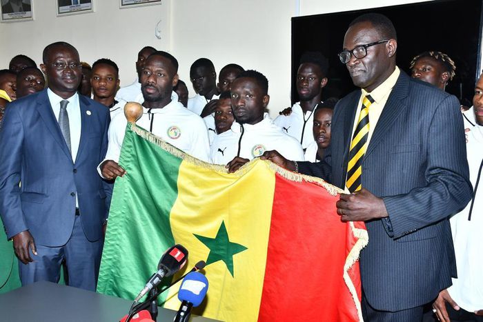 Les Lions locaux ont reçu le drapeau national (2)