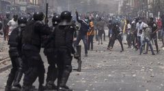 Des policiers tentent de repousser les manifestants lors des violentes manifestations de mars 2021.