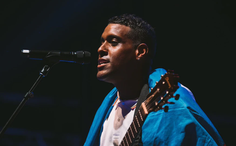 Le chanteur Mikaben