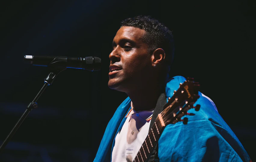 Le chanteur Mikaben