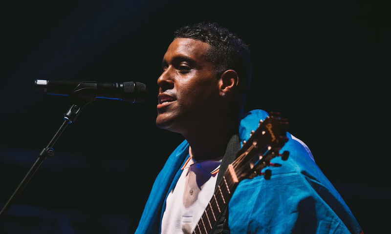 Le chanteur Mikaben