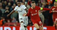 Vinicius (Réal Madrid) à la lutte avec Henderson (Liverpool)