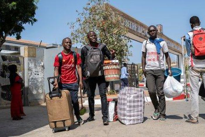 Des étudiants de l'université Cheikh Anta Diop partent en vacances à la fermeture du campus social.