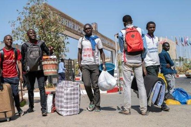 Des étudiants de l'université Cheikh Anta Diop partent en vacances à la fermeture du campus social.