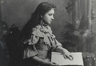 Helen Keller en train de lire [pathstoliteracy]