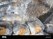 des-drogues-sont-photographiees-au-cours-de-l-incineration-de-2-1-ton-de-cannabis-et-de-cocaine-saisis-lors-des-recentes-operations-de-police-a-nexe-d-o-o-a-nasice-en-croatie-sur-18-octobre-2021-la-valeur-de-r