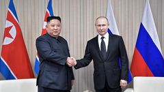 Vladimir Poutine et Kim Jong Un se serrent la main pour leur premier sommet à Vladivostok en Russie, le 25 avril 2019