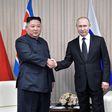 Vladimir Poutine et Kim Jong Un se serrent la main pour leur premier sommet à Vladivostok en Russie, le 25 avril 2019
