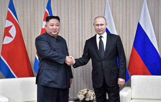 Vladimir Poutine et Kim Jong Un se serrent la main pour leur premier sommet à Vladivostok en Russie, le 25 avril 2019