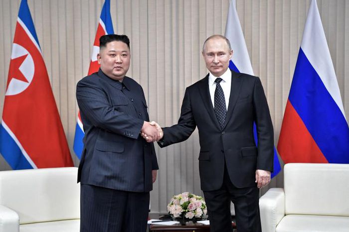 Vladimir Poutine et Kim Jong Un se serrent la main pour leur premier sommet à Vladivostok en Russie, le 25 avril 2019