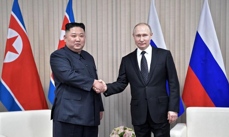 Vladimir Poutine et Kim Jong Un se serrent la main pour leur premier sommet à Vladivostok en Russie, le 25 avril 2019