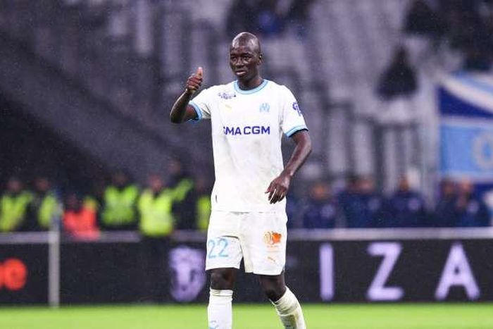 Pape-Gueye,-pouce-leve-(OM)