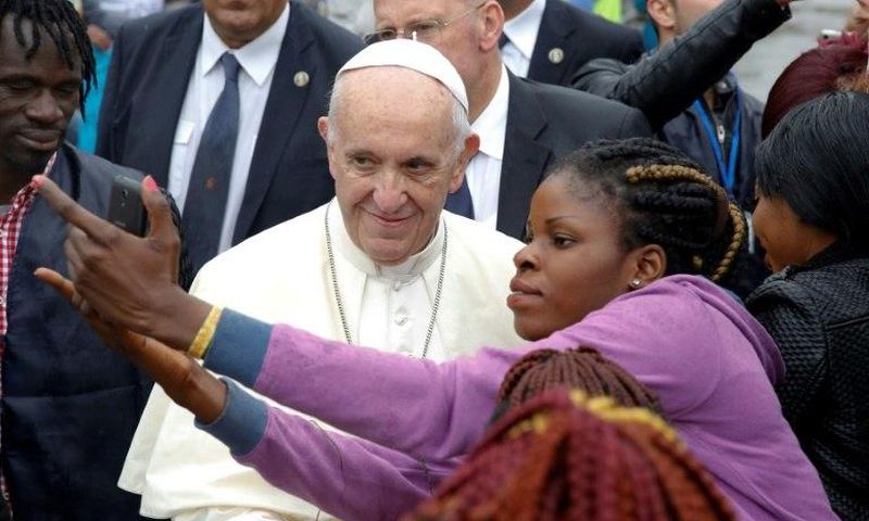 Le pape François visite un centre d'accueil pour migrants à Bologne, le 1er octobre 2017